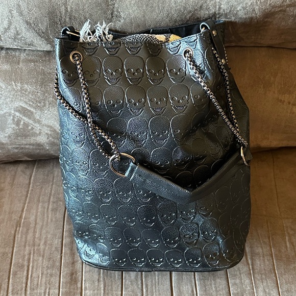 black leather skull bucket bag / edgy purse w/ chain straps and skull detailing - Picture 5 of 5